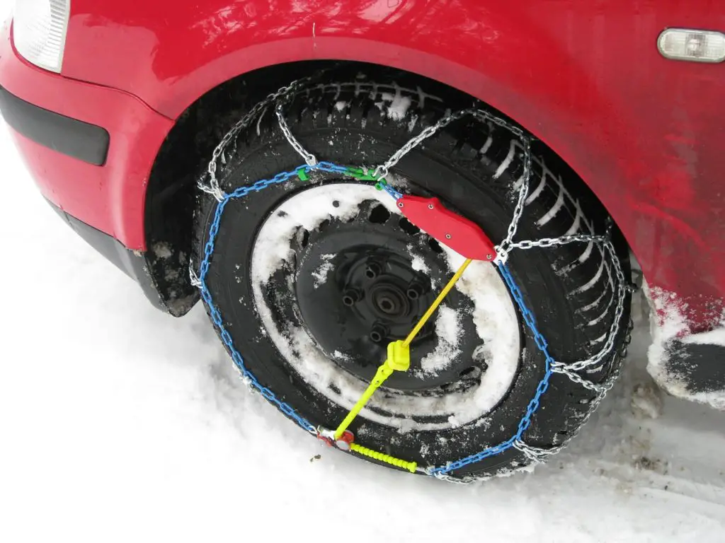 Top 8 Best Snow Chains For Your Car, Van and SUV