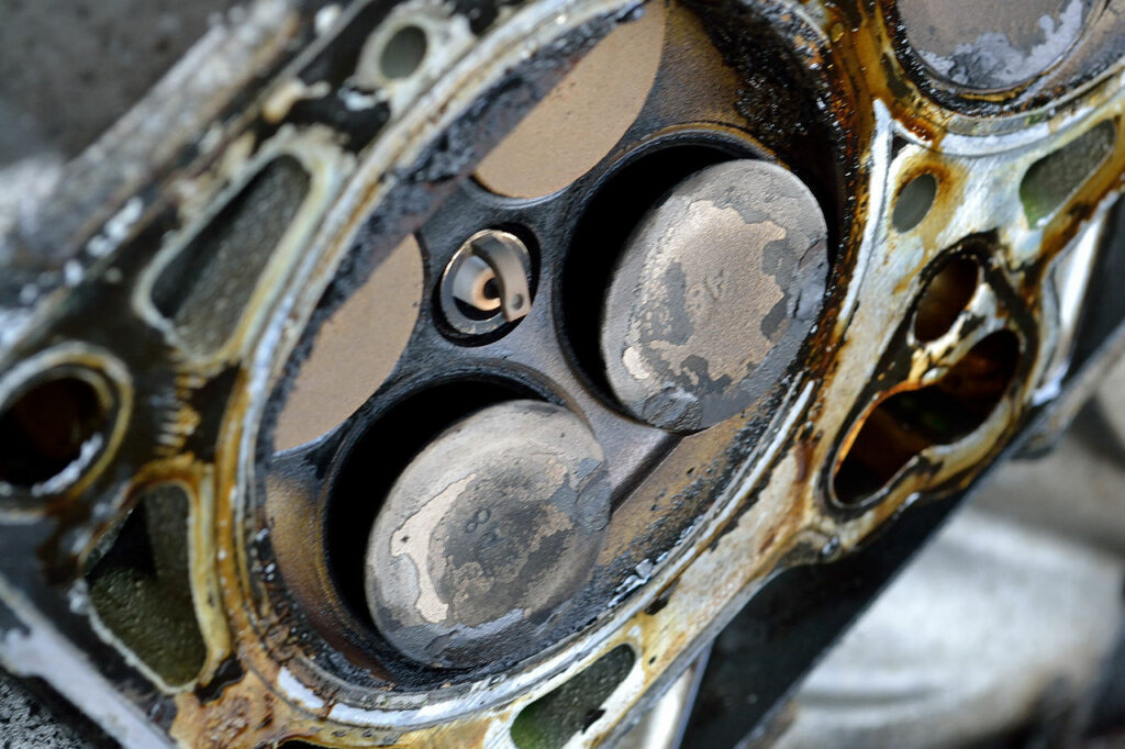 7 Symptoms of a Bad or Burnt Intake and Exhaust Valves