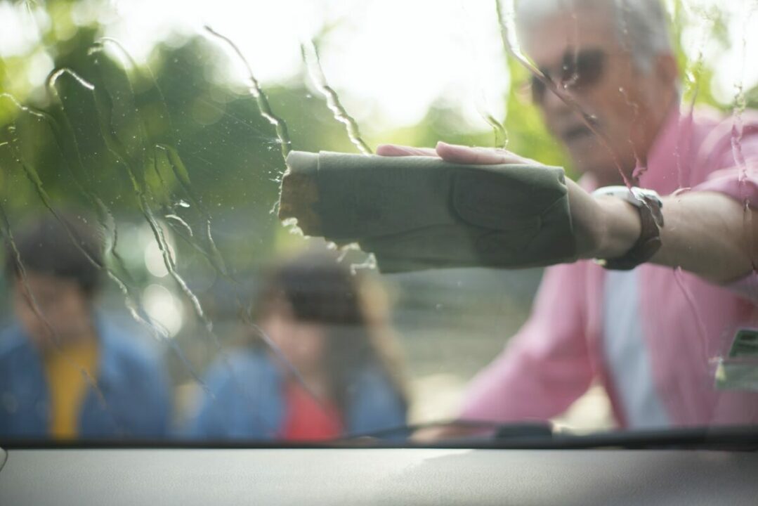 how to clean inside of car windows with newspaper